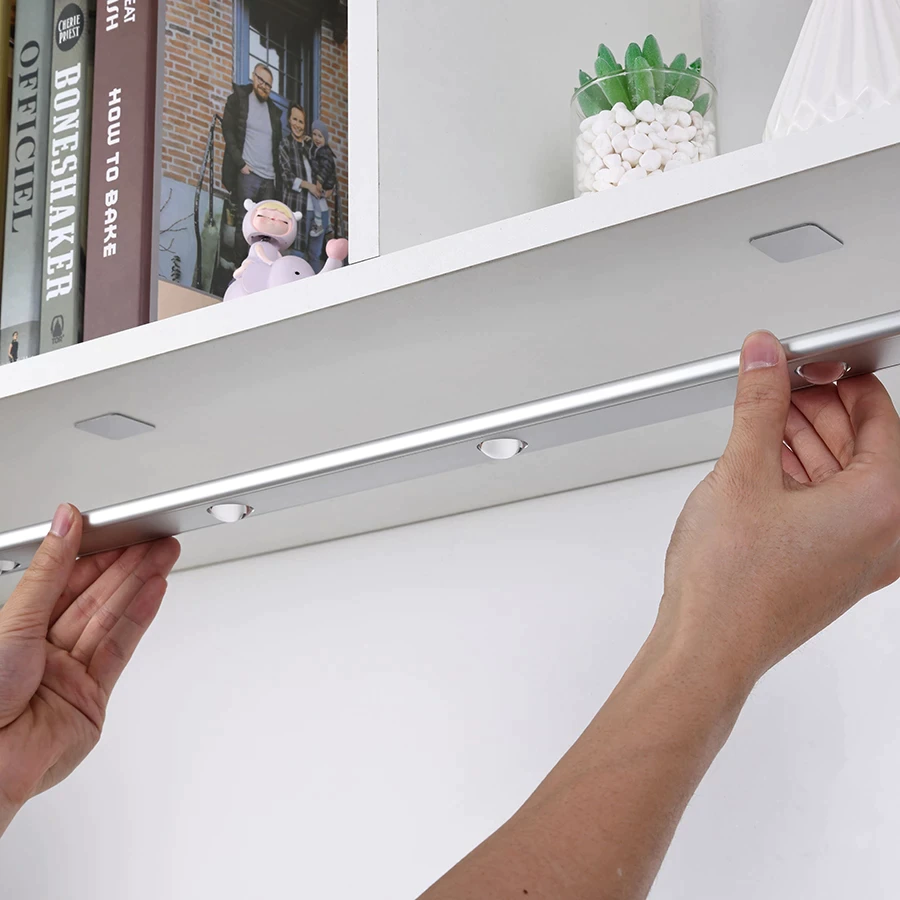 balta led juosta po spintele